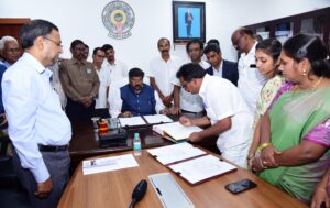 ఉపాధ్యాయ ఎమ్మెల్సీగా ప్రమాణ స్వీకారం చేసిన బొర్రా గోపీమూర్తి