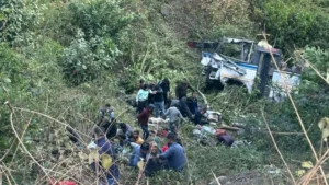 100 మీటర్ల లోతులో బస్సు ప్రమాదం