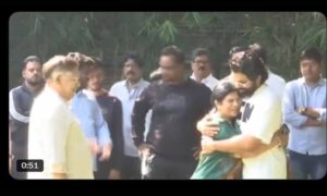 అల్లుఅర్జున్‌ను కలిసిన చిరంజీవి సతీమణి సురేఖ