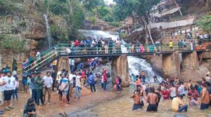 వంజంగి మేఘాల కొండ,కొత్తపల్లి జలపాతం వద్ద కిక్కిరిసిన పర్యాటకులు