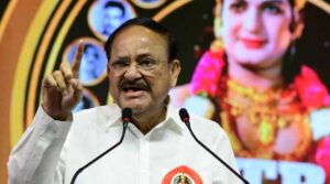 ఎన్టీఆర్ జీవిత చరిత్రను పాఠ్యాంశంగా చేర్చాలి: వెంకయ్యనాయుడు