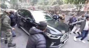 కేజీవాల్ కాన్వాయ్ పై రాళ్ల దాడి