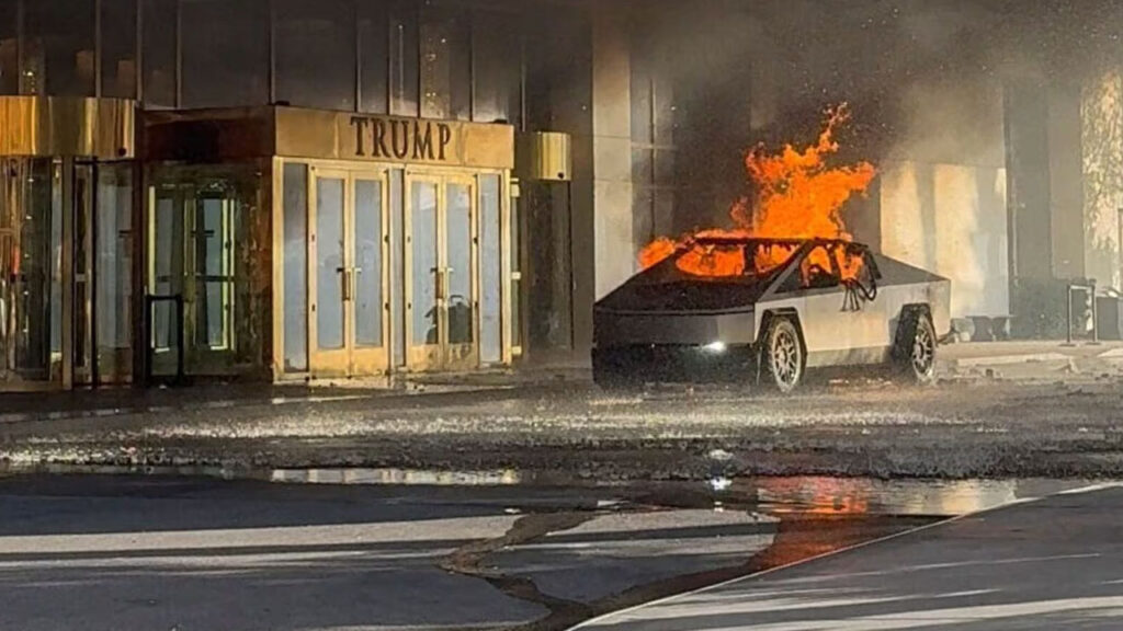 ట్రంప్ హోటల్ ముందు కారులో పేలుడు