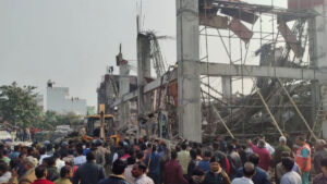 రైల్వేస్టేషన్‌లో కూలిన పైకప్పు