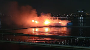 హుస్సేన్‌సాగర్‌లో అగ్ని ప్రమాదం..