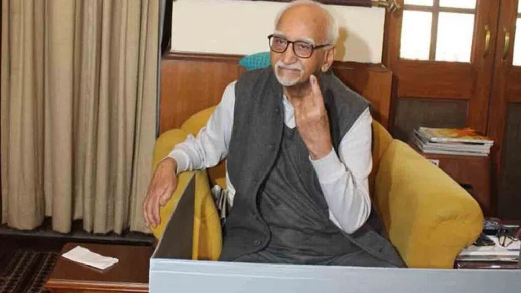 ఇంటి వద్దే ఓటు హక్కు వినియోగించుకున్న మాజీ ఉపరాష్ట్రపతి