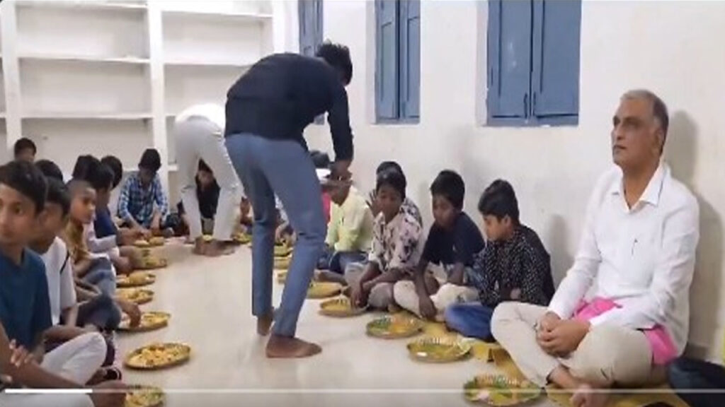 ప్రభుత్వ హాస్టల్లో హరీశ్ రావు కొత్త సంవత్సరం వేడుకలు