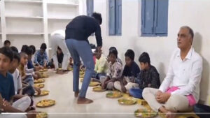 ప్రభుత్వ హాస్టల్లో హరీశ్ రావు కొత్త సంవత్సరం వేడుకలు