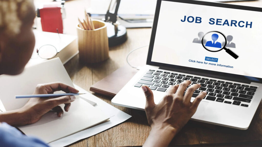 కొత్త ఉద్యోగం కోసం నిపుణుల వెతుకులాట..!