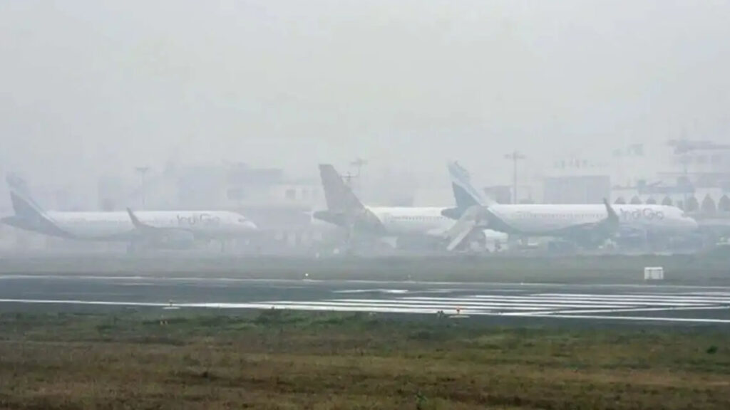 కమ్మేసిన పొగమంచు.. 100కు పైగా విమానాలు ఆలస్యం