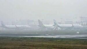 కమ్మేసిన పొగమంచు.. 100కు పైగా విమానాలు ఆలస్యం