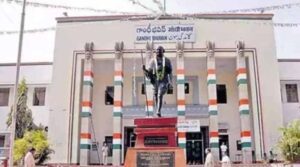 బీసీ రిజర్వేషన్ల తగ్గింపు.. గాంధీభవన్ ముట్టడి