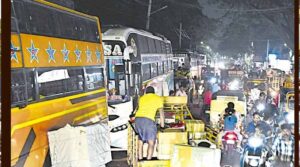 ప్రయాణికులను నిలువు దోపిడీ చేస్తున్న ప్రైవేటు ట్రావెల్స్