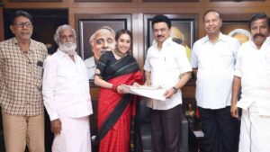 డీఎంకే పార్టీలో చేరిన నటుడు సత్యరాజ్ కుమార్తె