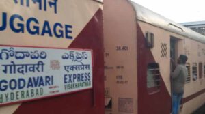 గోదావరి ఎక్స్ ప్రెస్ లో పొగలు..!