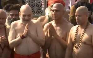 త్రివేణి సంగమంలో అమిత్‌షా పవిత్ర స్నానం