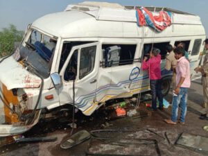 బస్సును ఢీకొట్టిన వ్యాన్‌.. 9 మంది మృతి