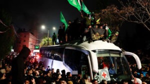 పాలస్తీనా ఖైదీలను విడుదల చేసిన ఇజ్రాయెల్‌