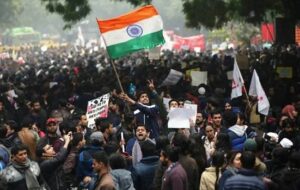 అమెరికాలో వణికిపోతున్న భారతీయులు