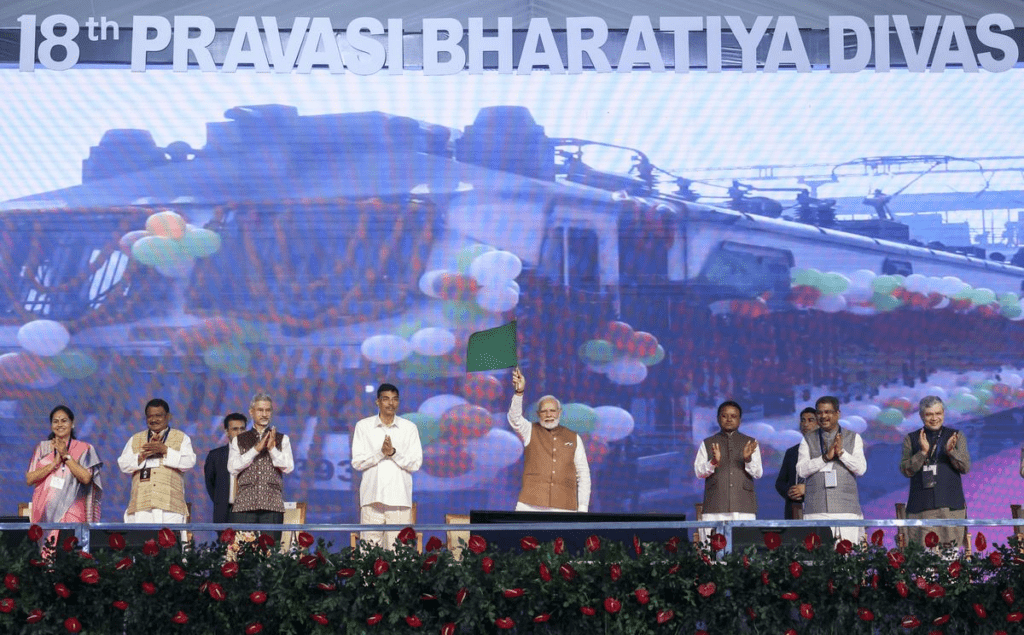 ప్ర‌వాసీ భార‌తీయ ఎక్స్‌ప్రెస్‌ రైలును ప్రారంభించిన మోదీ