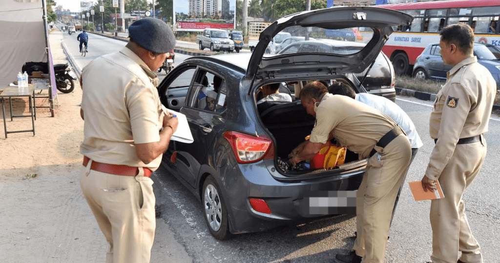 తనిఖీలు చేస్తుండగా కానిస్టేబుళ్ల పైనుంచి దూసుకెళ్లిన కారు