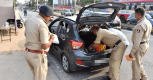 తనిఖీలు చేస్తుండగా కానిస్టేబుళ్ల పైనుంచి దూసుకెళ్లిన కారు