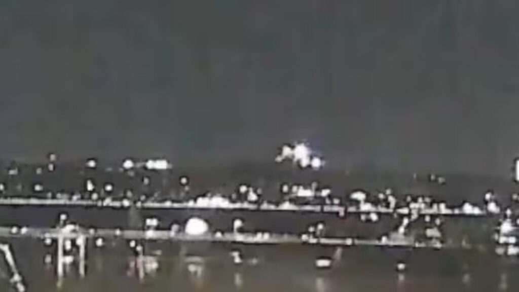 ఢీకొన్న విమానం-హెలికాప్టర్..