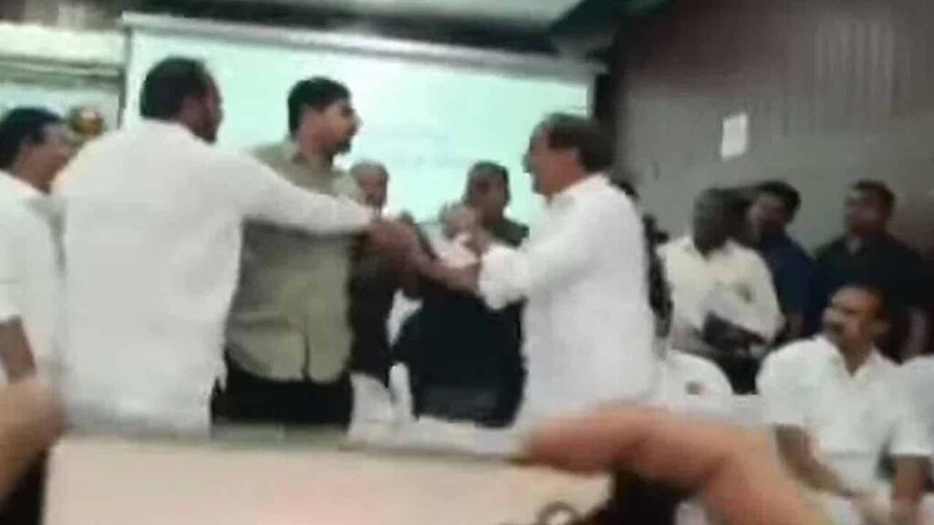 కౌశిక్ రెడ్డిపై 3 కేసులు నమోదు