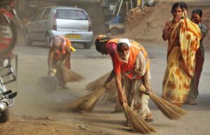 హమాలీ, స్వీపర్ల వేతనాలను పెంచిన టీఎస్