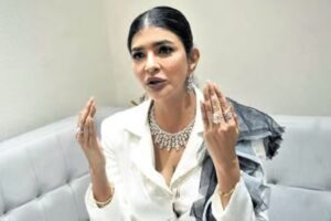 ఇండిగో ఎయిర్‌లైన్స్ సిబ్బందిపై మంచు లక్ష్మి అసహనం