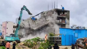 శంషాబాద్‌లో అక్రమ హోర్డింగ్‌లను తొలగించిన హైడ్రా