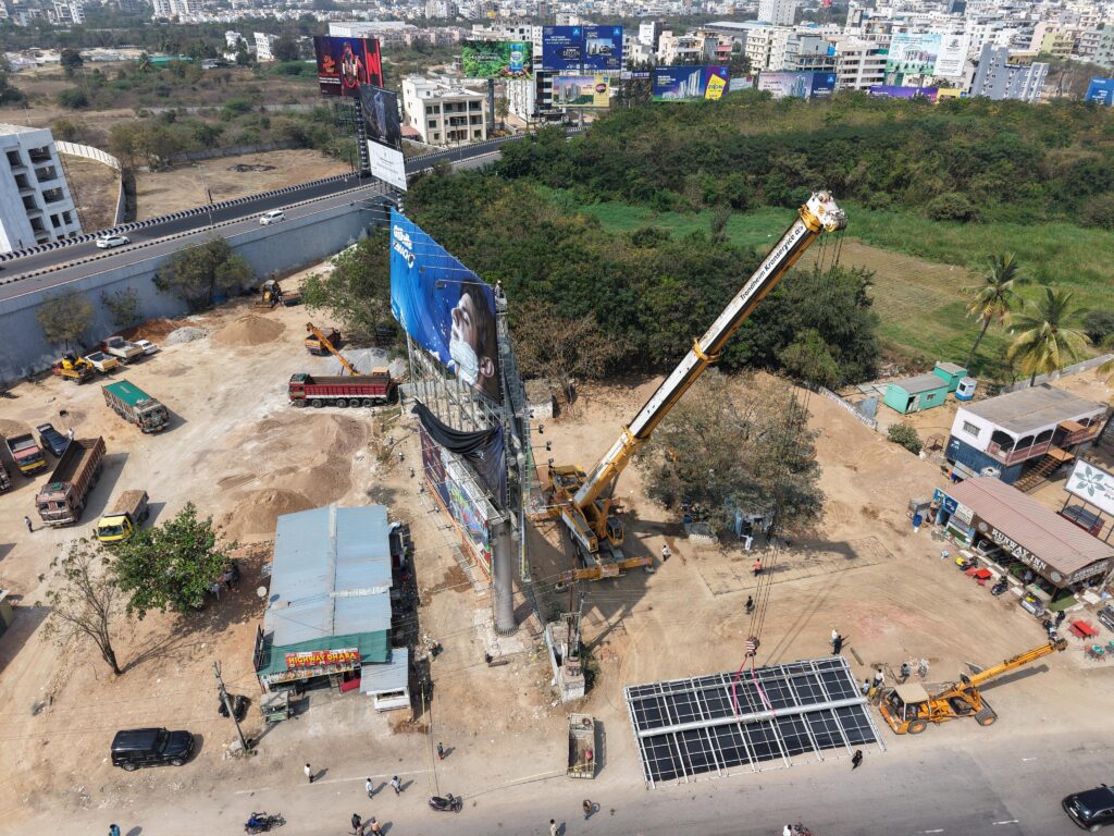 హోర్డింగ్స్ ను కూలగొడుతున్న హైడ్రా