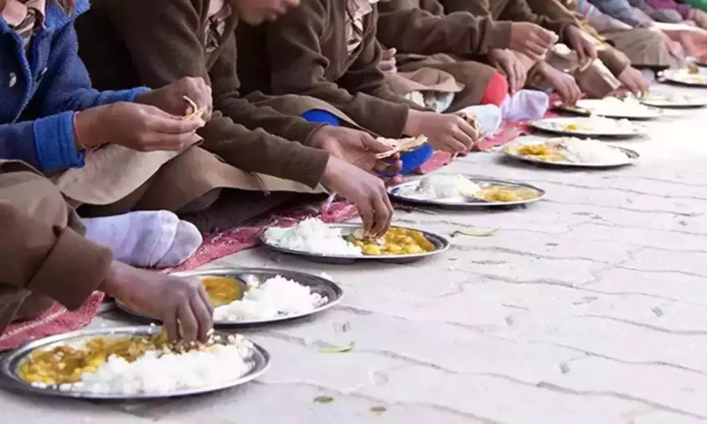 అన్నదానం వద్దకు వెళ్లి తినాలని ఆదేశించిన హాస్టల్‌ సిబ్బంది