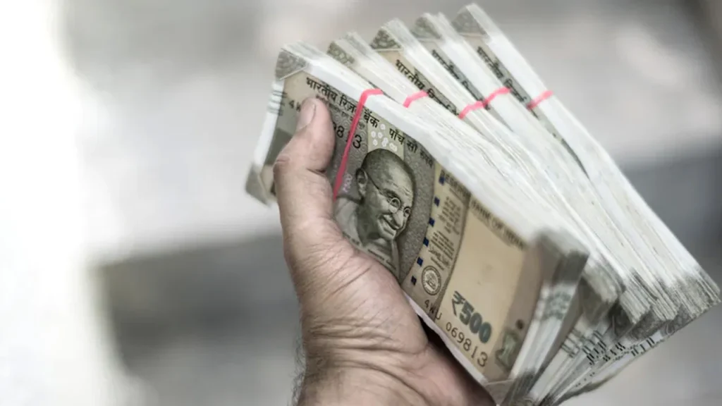 5 లక్షలతో పట్టుబడిన..సీఎం కార్యాలయ ఉద్యోగులు..ఢిల్లీ