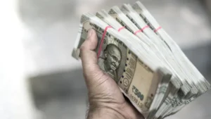 5 లక్షలతో పట్టుబడిన..సీఎం కార్యాలయ ఉద్యోగులు..ఢిల్లీ