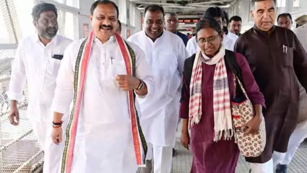 హైదరాబాద్‌ చేరుకున్న ఏఐసీసీ కార్యదర్శి మీనాక్షి నటరాజన్