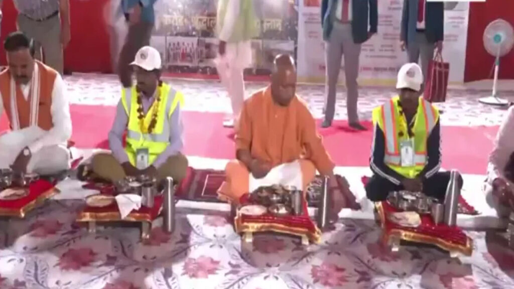 పారిశుద్ధ కార్మికుల‌తో క‌లిసి సీఎం యోగి భోజ‌నం..