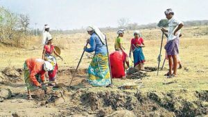 ఉపాధి కూలీలకు బకాయి పడిన కేంద్రం