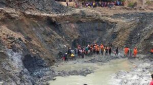ఆఫ్రికాలో బంగారు గని విరిగిపడి 42 మంది కార్మికుల మృతి