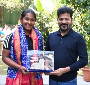 త్రిషకు తెలంగాణ సీఎం కోటి నజరానా.