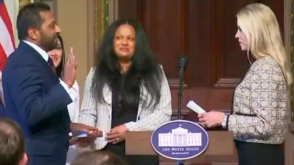 భగవద్గీత మీద ప్రమాణం చేసిన కాష్‌ పటేల్