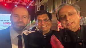 బిజెపి నేతతో కాంగ్రెస్ ఎంపీ శశిథరూర్ సెల్ఫీ