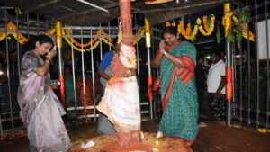 వన దేవతలను దర్శించుకున్న సీతక్క