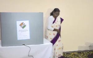 ఢిల్లీ ఎన్నికల్లో ఓటేసిన ప్రముఖులు