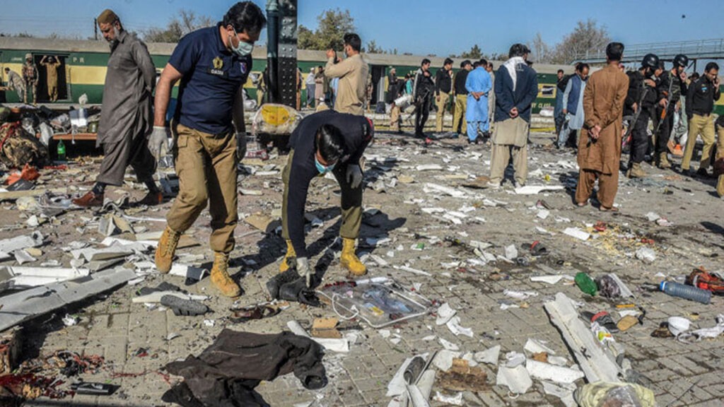 పాకిస్థాన్ బాంబు పేలుడు.. 10 మంది దుర్మరణం