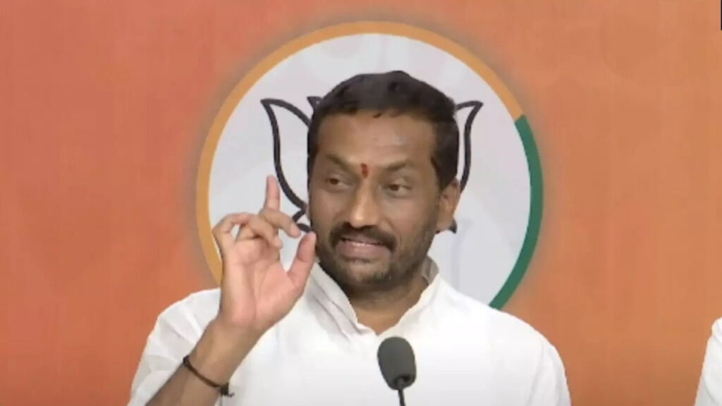 రాహుల్​గాంధీ కులమేంటో చెప్పండి : రఘునందన్