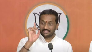 రాహుల్​గాంధీ కులమేంటో చెప్పండి : రఘునందన్