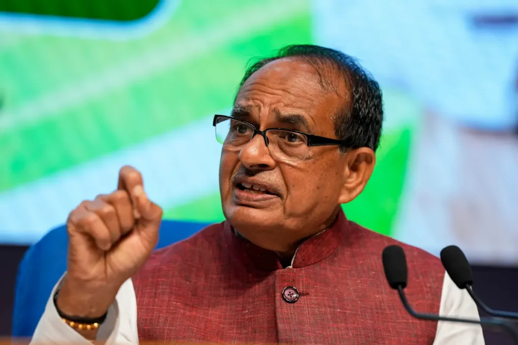 విరిగిన సీటులో కూర్చుని ప్రయాణం చేసిన కేంద్రమంత్రి