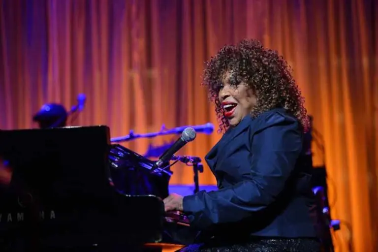 Legendary Singer Roberta Flack Passes Away