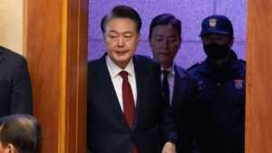 కోర్టు విచారణకు హాజరైన దక్షిణ కొరియా అధ్యక్షుడు